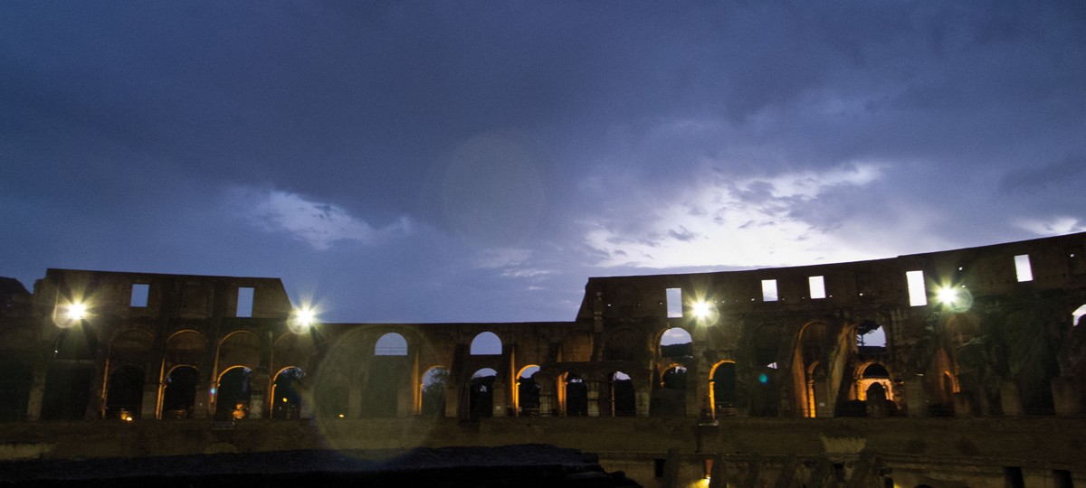 La luna sul Colosseo