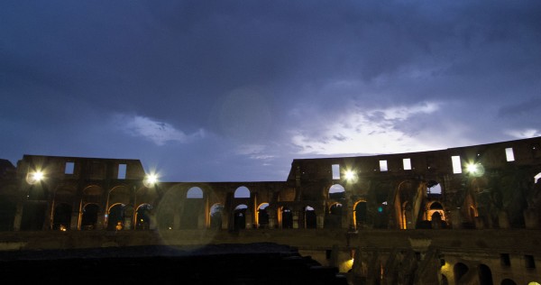 La luna sul Colosseo