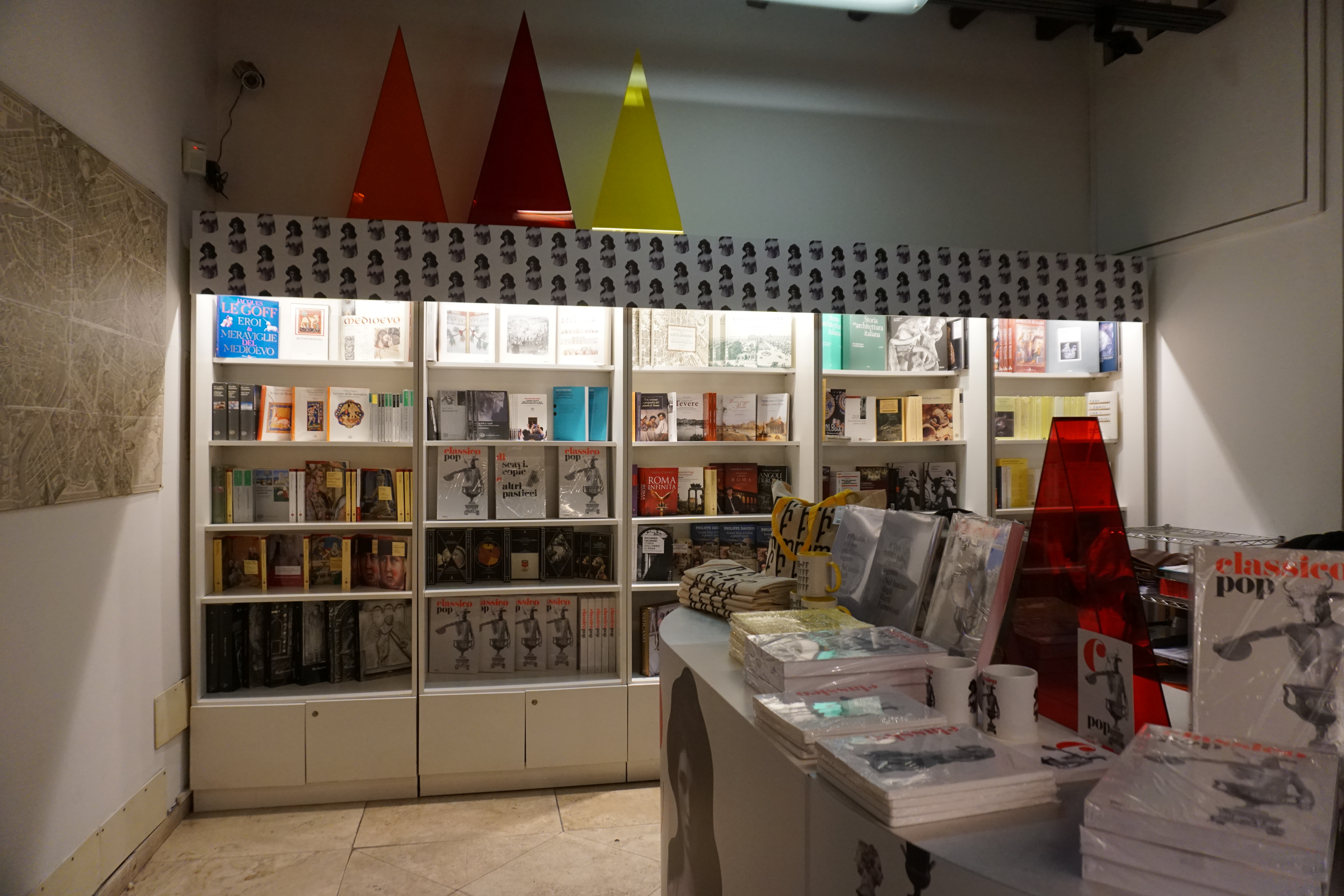 Allestimento del bookshop di Crypta Balbi