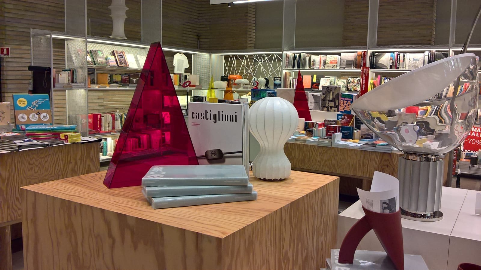 Allestimento del bookshop della Triennale di Milano