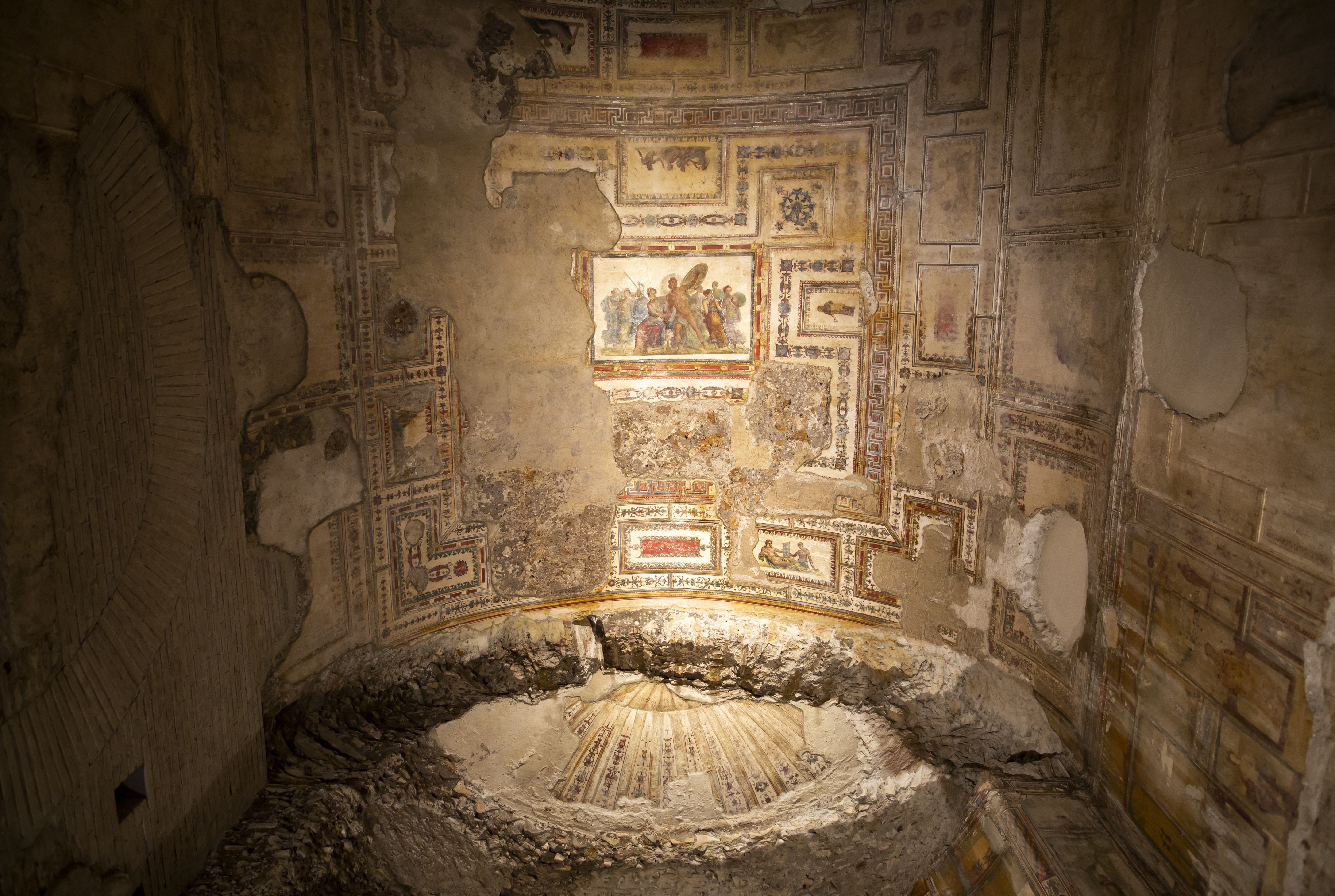 Roma, Domus Aurea. Padiglione di Colle Oppio. Sala 45 (cd. Ninfeo di Ulisse e Polifemo) Crediti: ©ph ERCO illuminazione