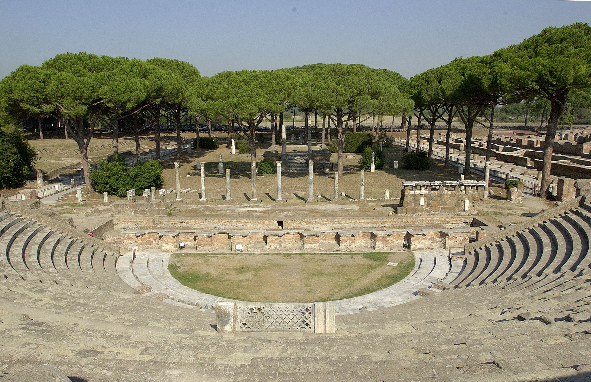 Il teatro romano del Parco archeologico di Ostia antica.  Archivio fotografico Parco archeologico Ostia antica