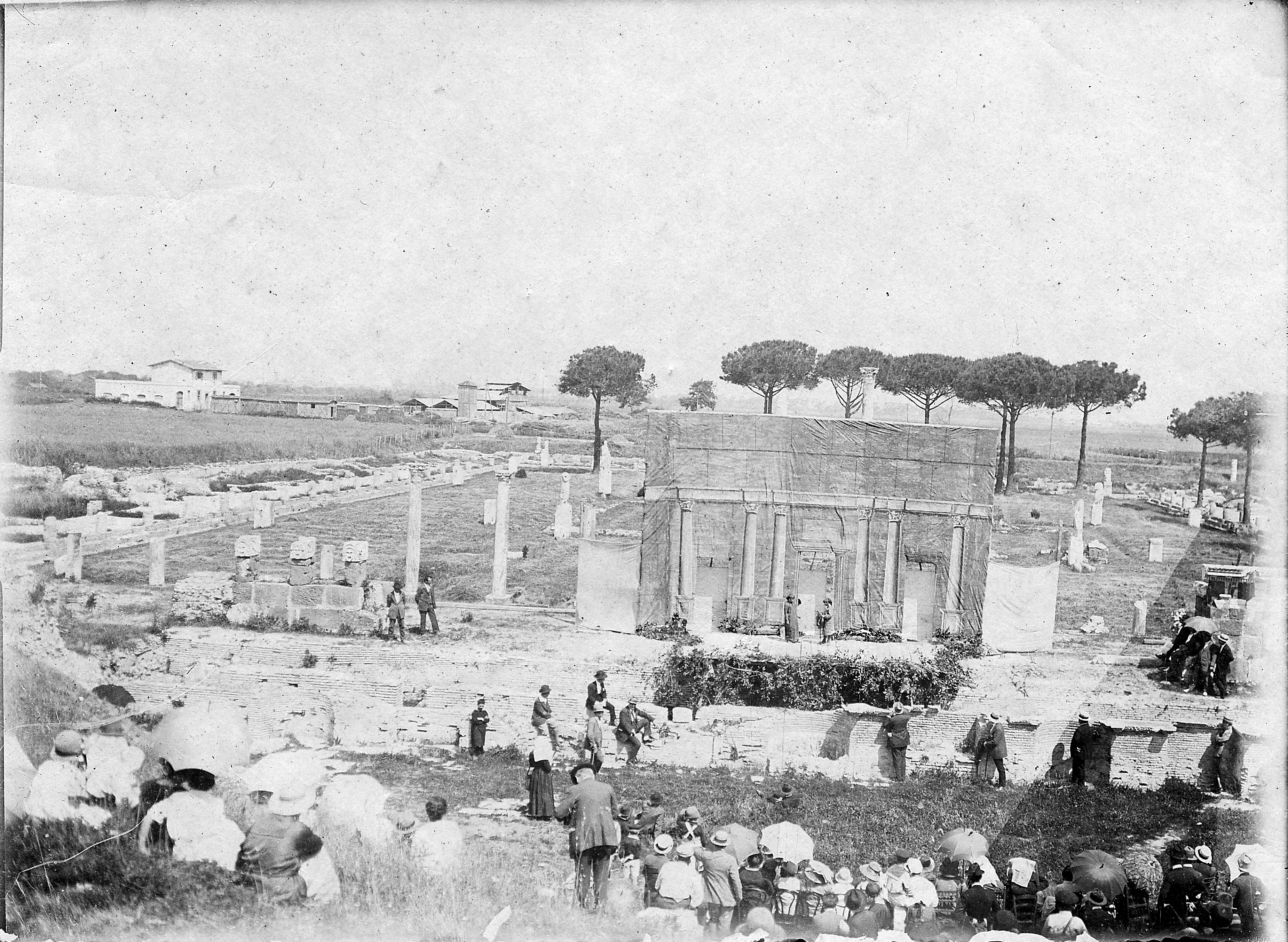 Immagine della prima rappresentazione nel teatro romano di Ostia antica: Aulularia di Plauto, 1922.  Archivio fotografico Parco archeologico Ostia antica